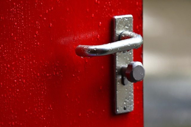 Changer, installer une poignée de porte de chambre avec verrou à clé qui  peut fermer 